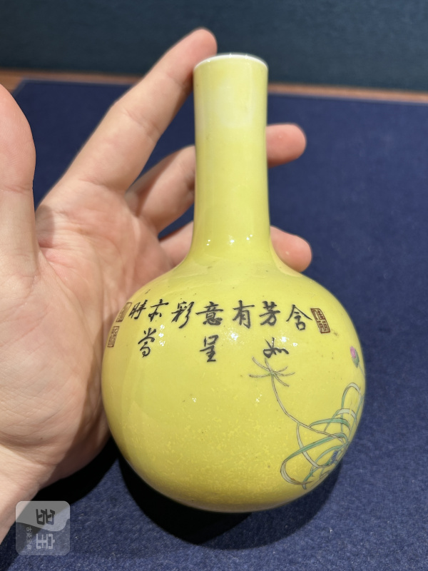 民国 黄地粉彩蜀葵纹瓶 - 图3